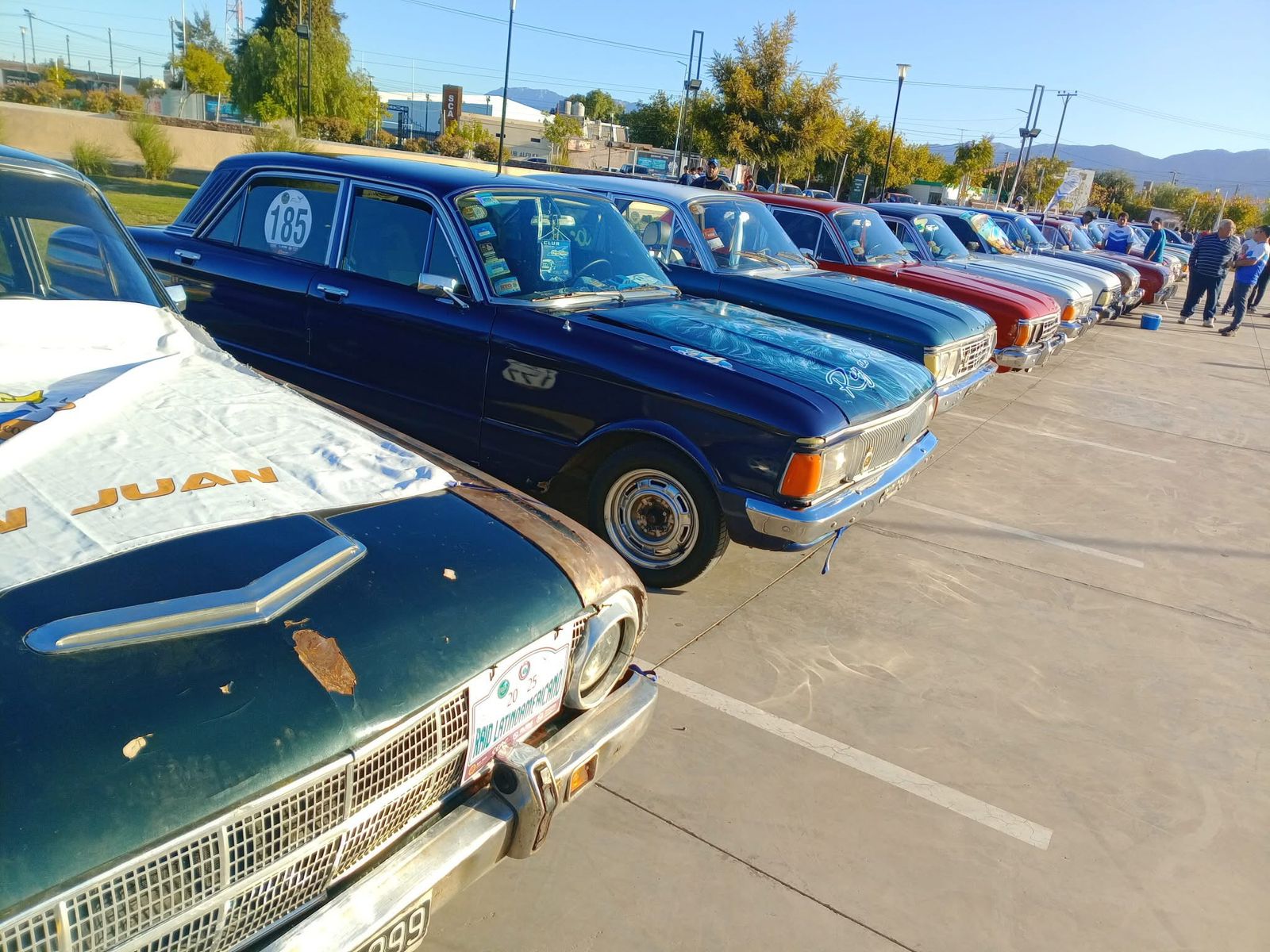 una exposición de autos y feria de emprendedores y artesanos